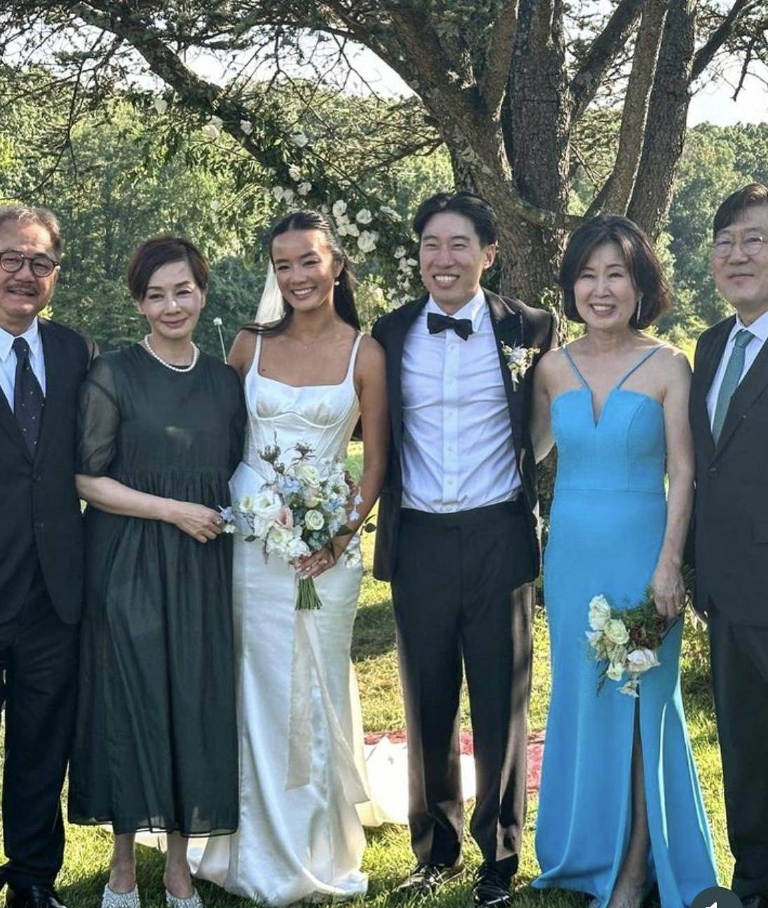 毛舜筠出席28岁长女婚礼与亲家合照喜极而泣不舍女儿远嫁美国