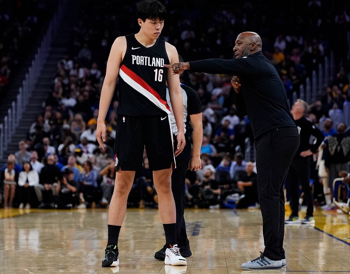开拓者官方8连发狂吹杨瀚森!NBA官推膜拜中国杨,全美网友为他沸腾!