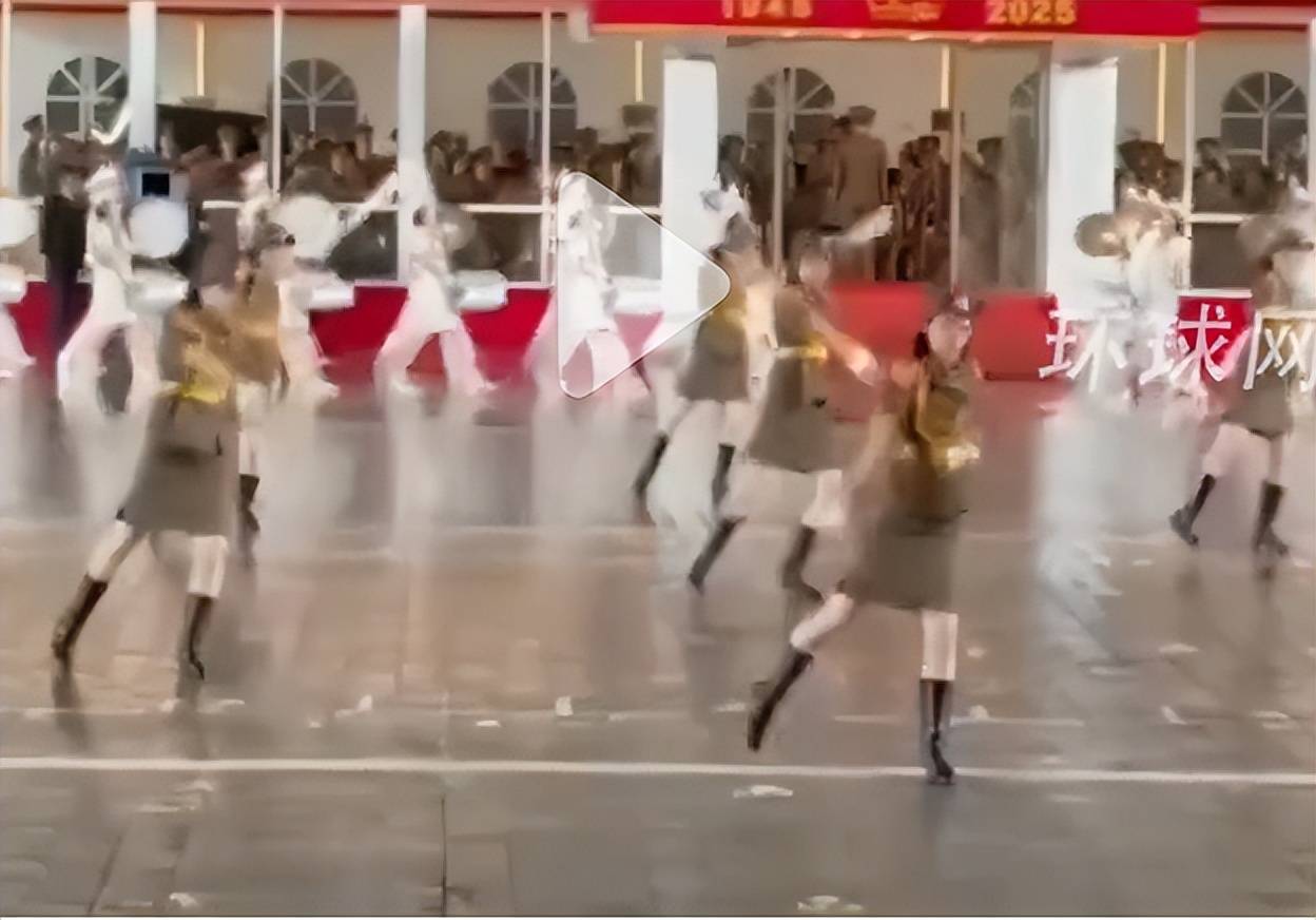 朝鲜女兵参加大阅兵,穿裙子舞剑英姿飒爽,现场画面曝光!