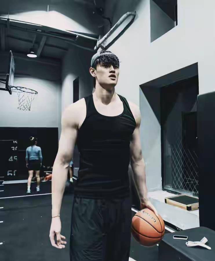 NBA季前赛！曾凡博澳门篮网首秀，背后的商业博弈与情感博弈