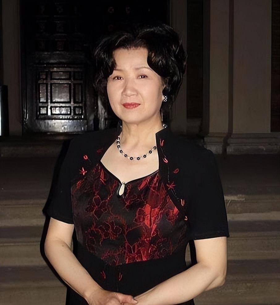 曹翠芬:早期丁克一族,29岁演戏53岁获影后,现在越来越红