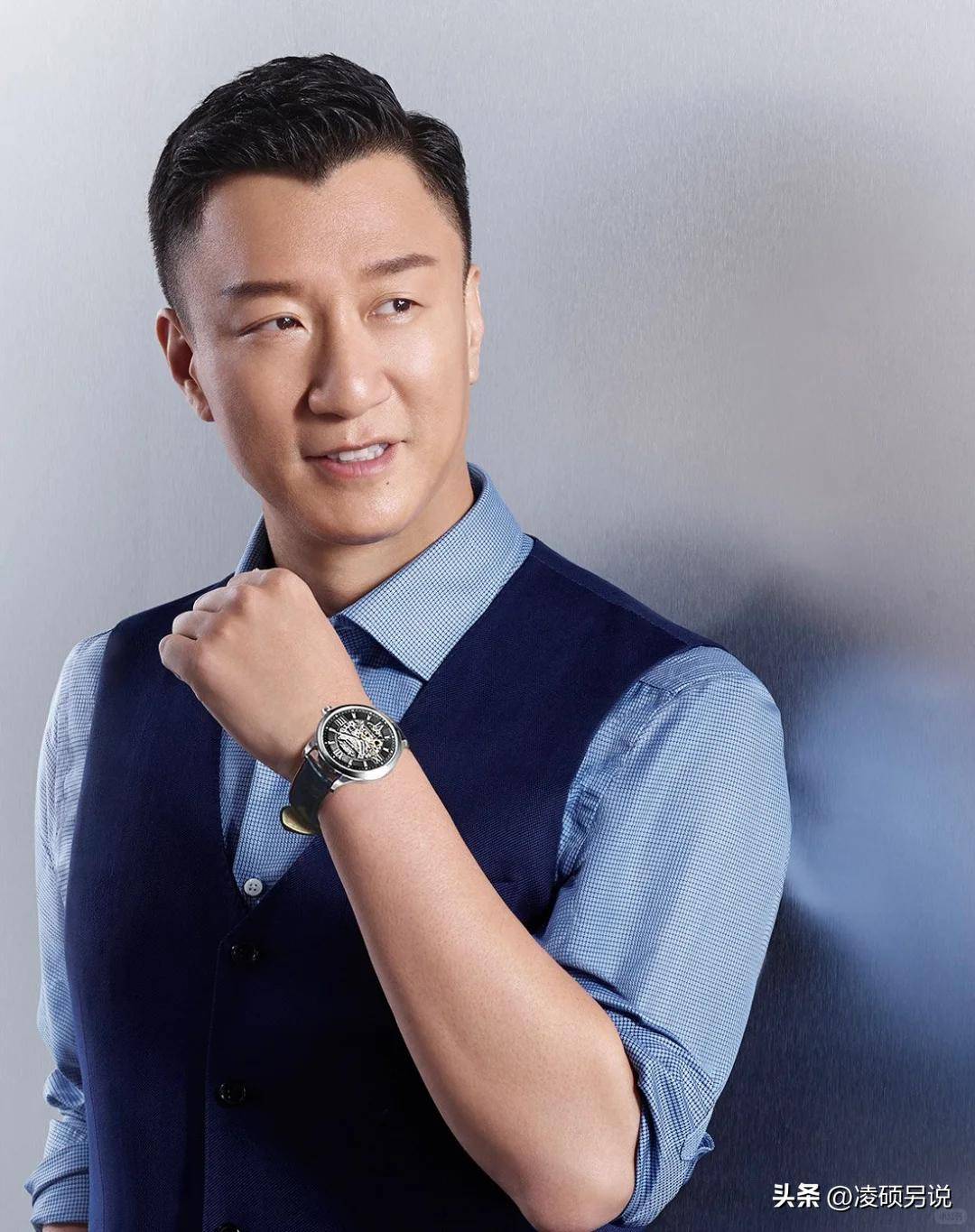 54岁孙红雷和老婆现身宁夏,潮牌穿搭帅气年轻,夫妻俩没一点架子