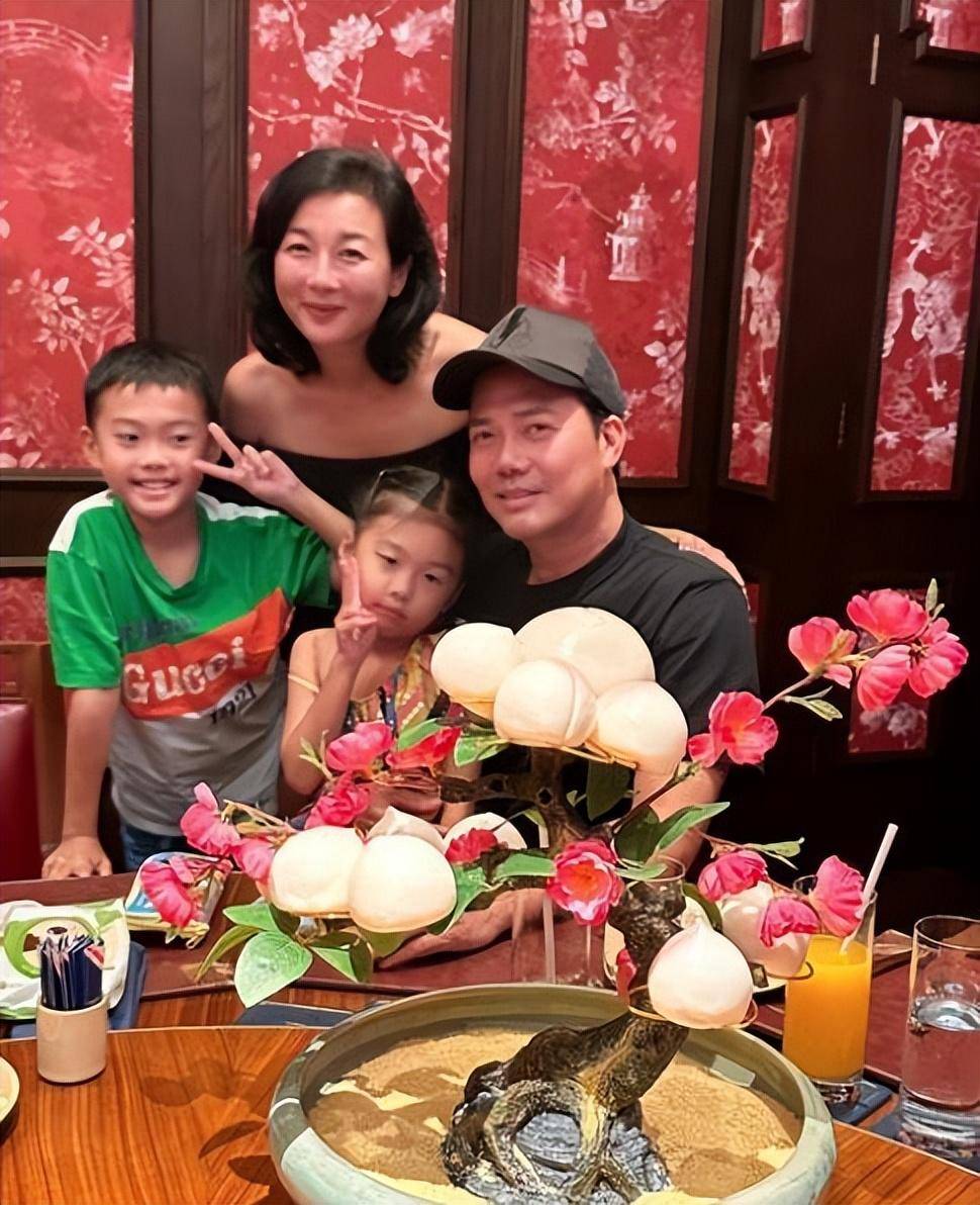 谢天华车婉婉携家出游,爱妻tina罕见同行