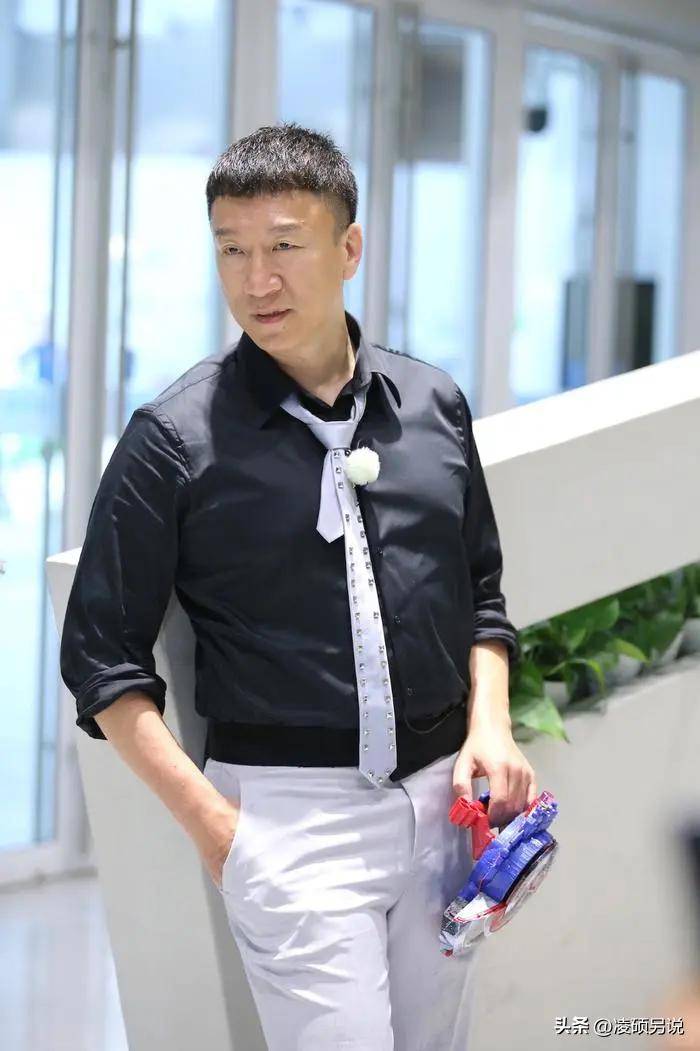 54岁孙红雷和老婆现身宁夏,潮牌穿搭帅气年轻,夫妻俩没一点架子