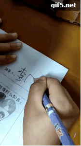 搞笑GIF：姑娘，你在这39°的天气穿裙子骑共享电动车，会不会有点？