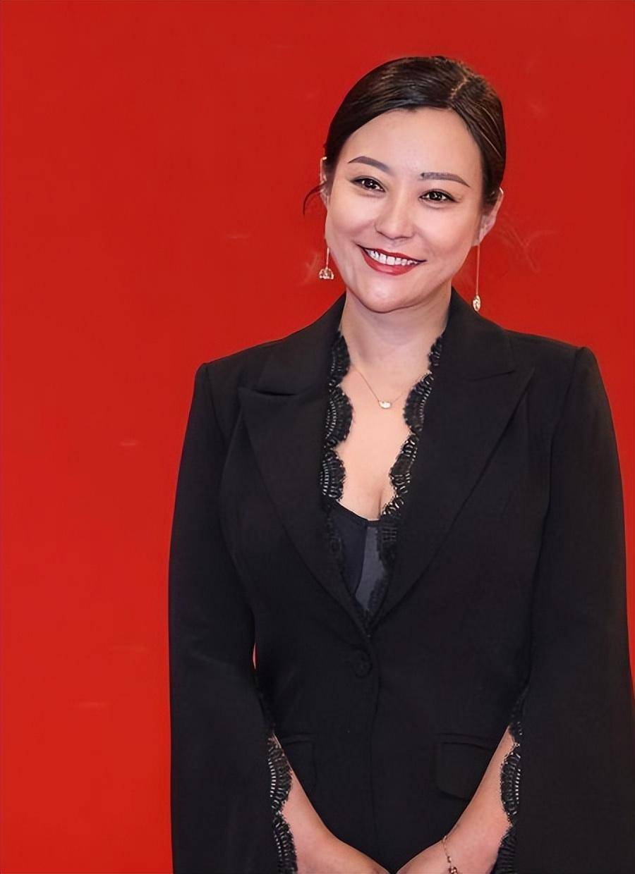 "女明星"不愧是微胖界尤物,蕾丝红裙秀"事业线"凹凸身材太撩人