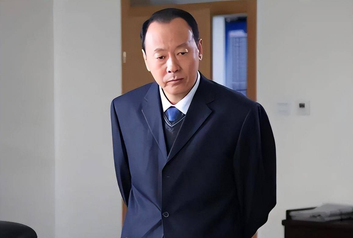 演员侯天来:修车工娶普通妻子,恩爱多年生两女儿,幸福满满