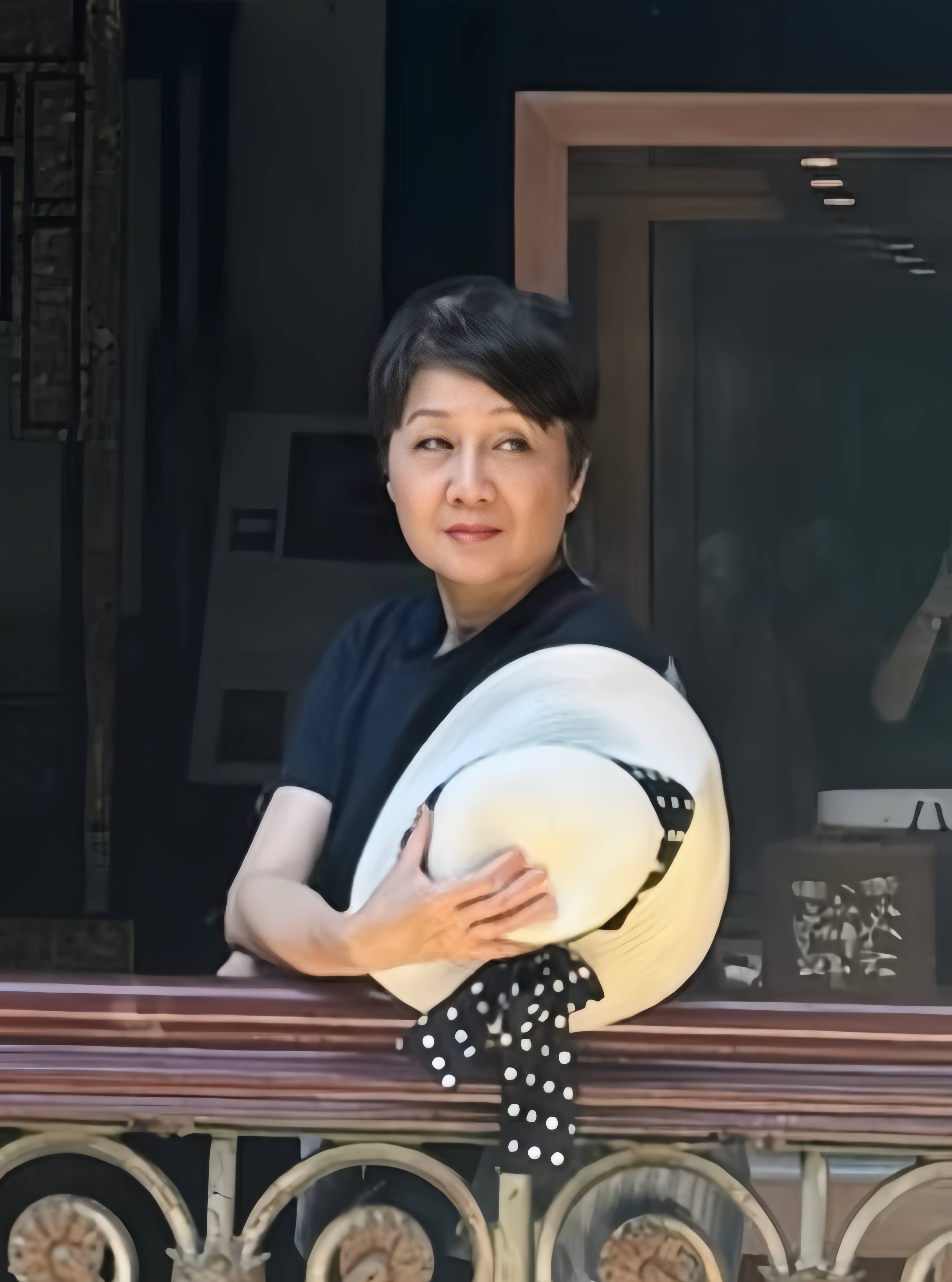 赌王四太梁安琪近况皮松肉垮骨头突出马来街头戴礼帽吃路边摊