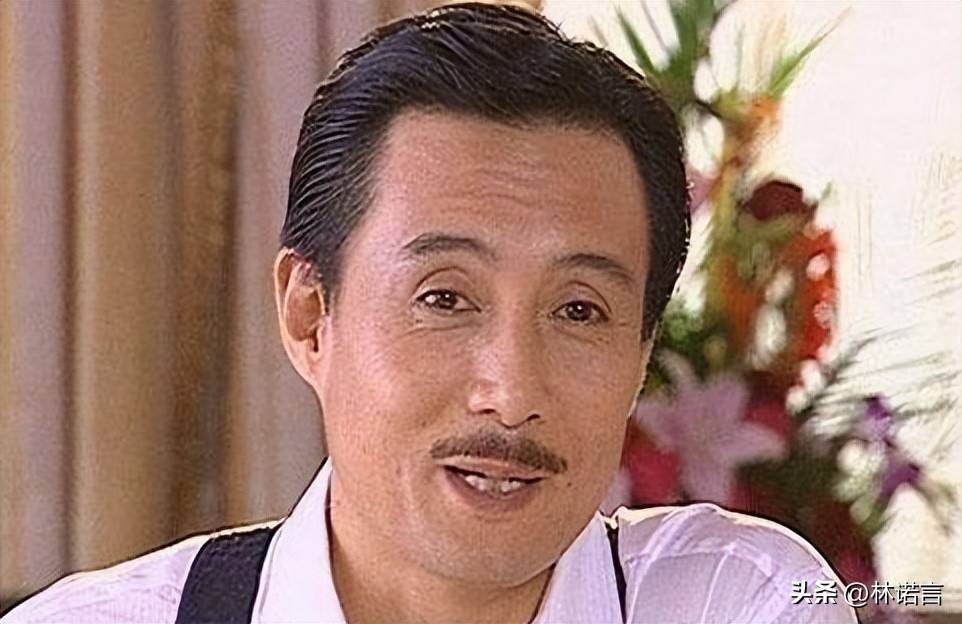 他曾被同组演员打伤,发妻受情伤绝情离开,现在街头卖卤肉为生