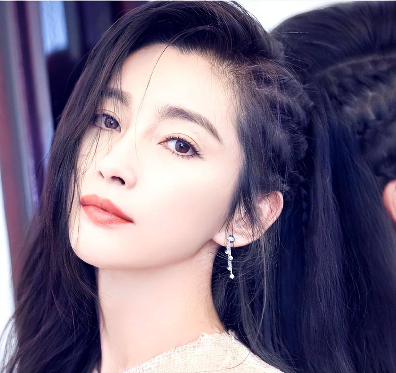 不可否认,国际巨星李冰冰,现现在已经走上了一条"不归路"