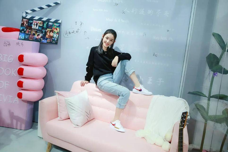 蒋依依日渐大气,演技获赞;关晓彤则显稚气,多现综艺