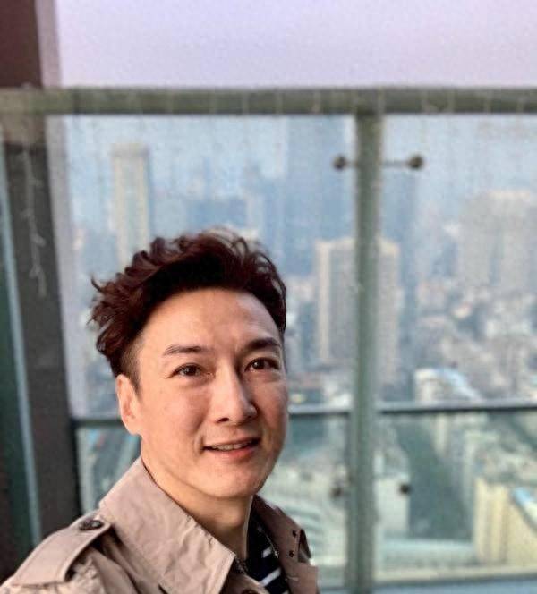 在英国,胡渭康经历了起起伏伏,从明星重新成为了普通人