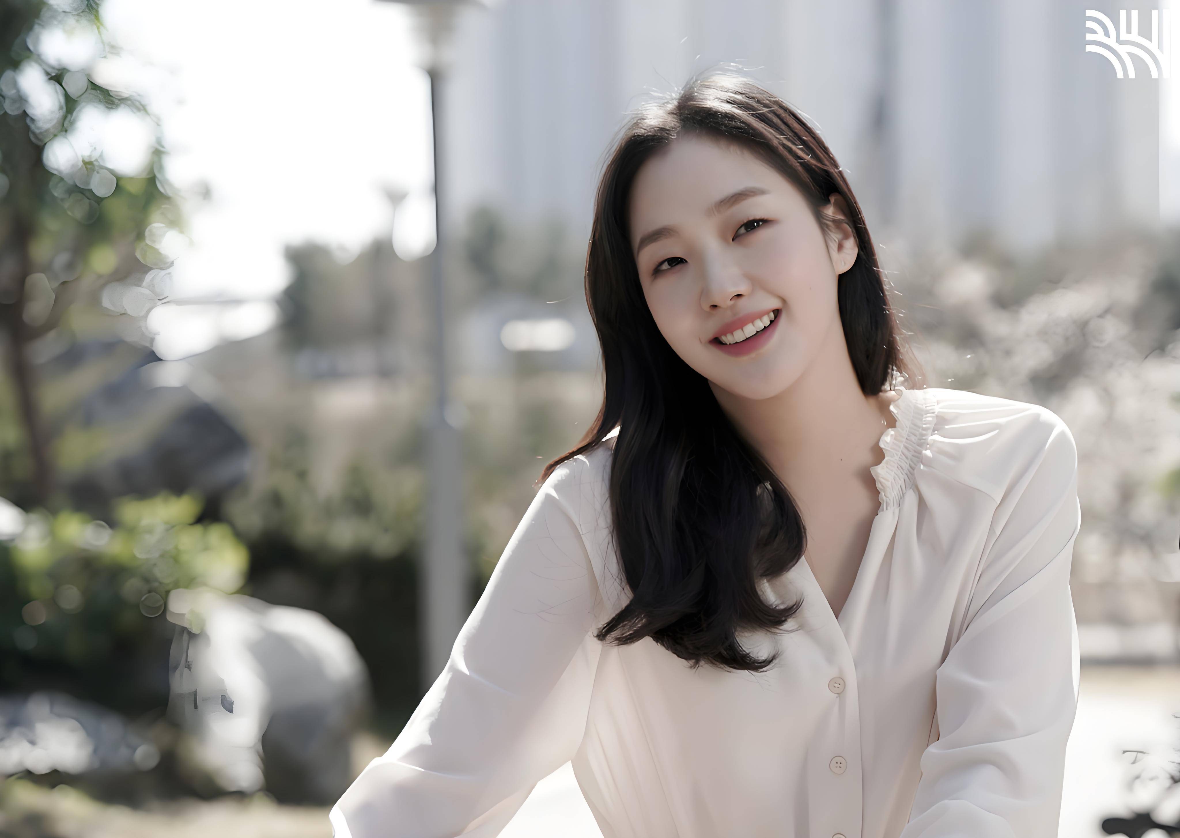 金高银并不遵循传统韩流女星的精致模板,反而以辨识度极高的单眼皮