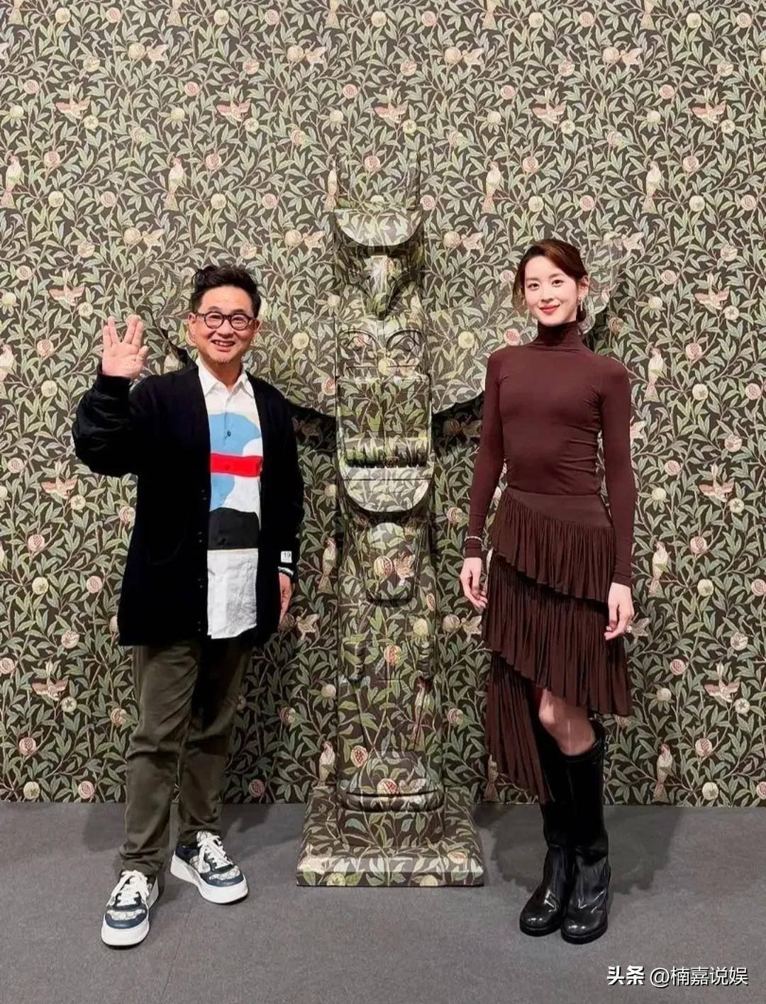 伦敦艺术展晚宴,打扮珠光宝气,穿万元奢牌显肋骨外翻