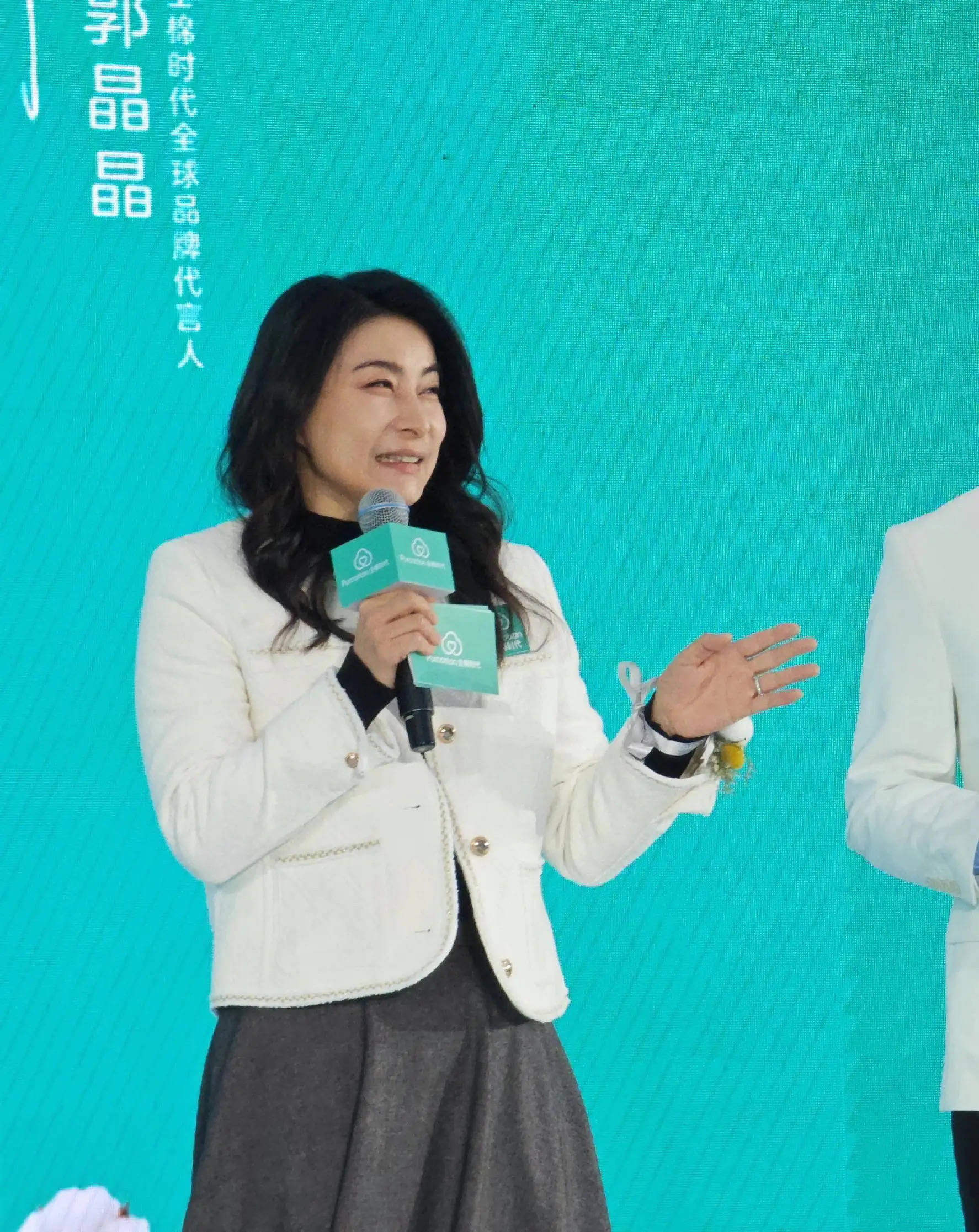 郭晶晶现身北京,穿小香风戴棉花手链和善大气,素颜胖出双下巴