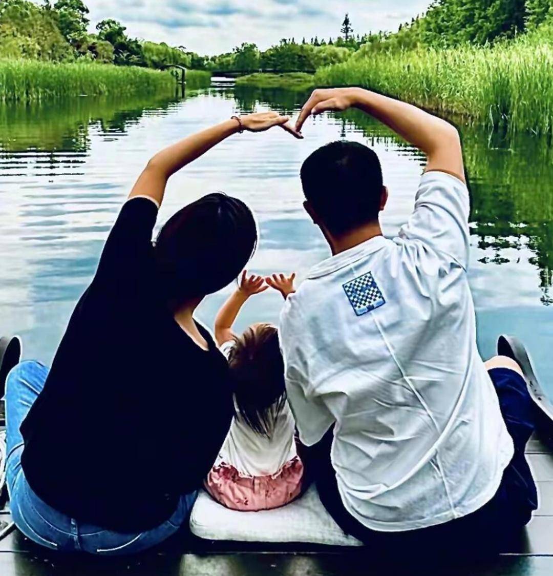 韩庚晒全家福官宣二胎得子卢靖姗露面气色好结婚6年儿女双全