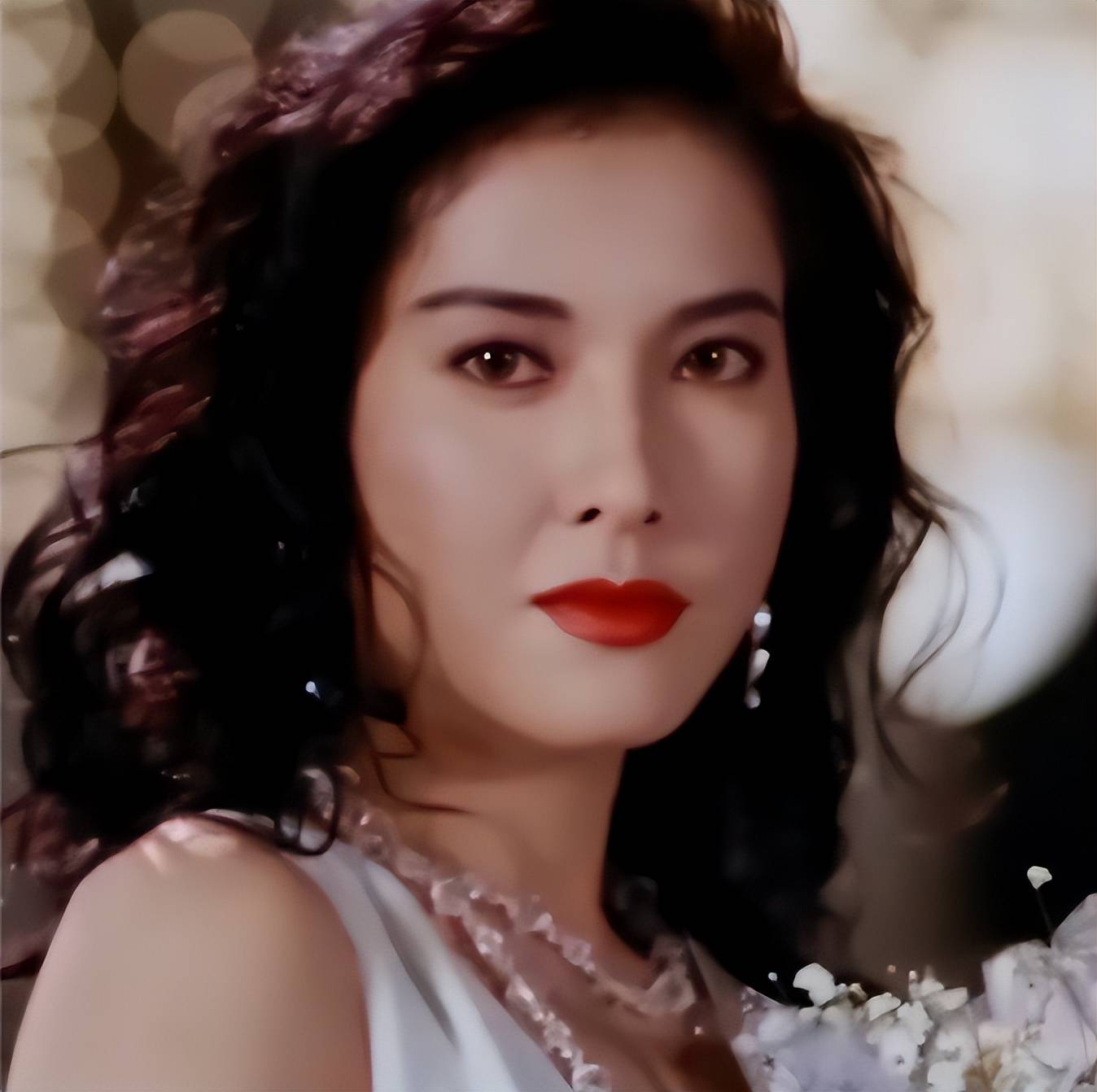 李婉华于2001年前往加拿大散心,却意外遇见股票经纪人李守正,并迅速