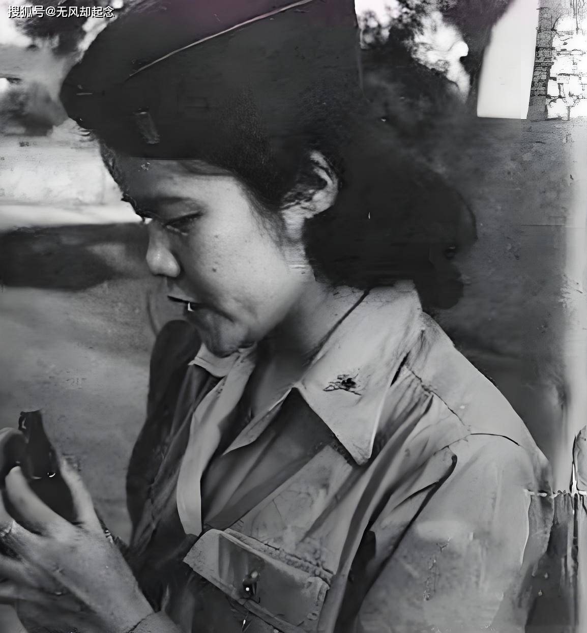 1949年4月广州一群国民党的女兵在港口吃完在大陆的最后一餐