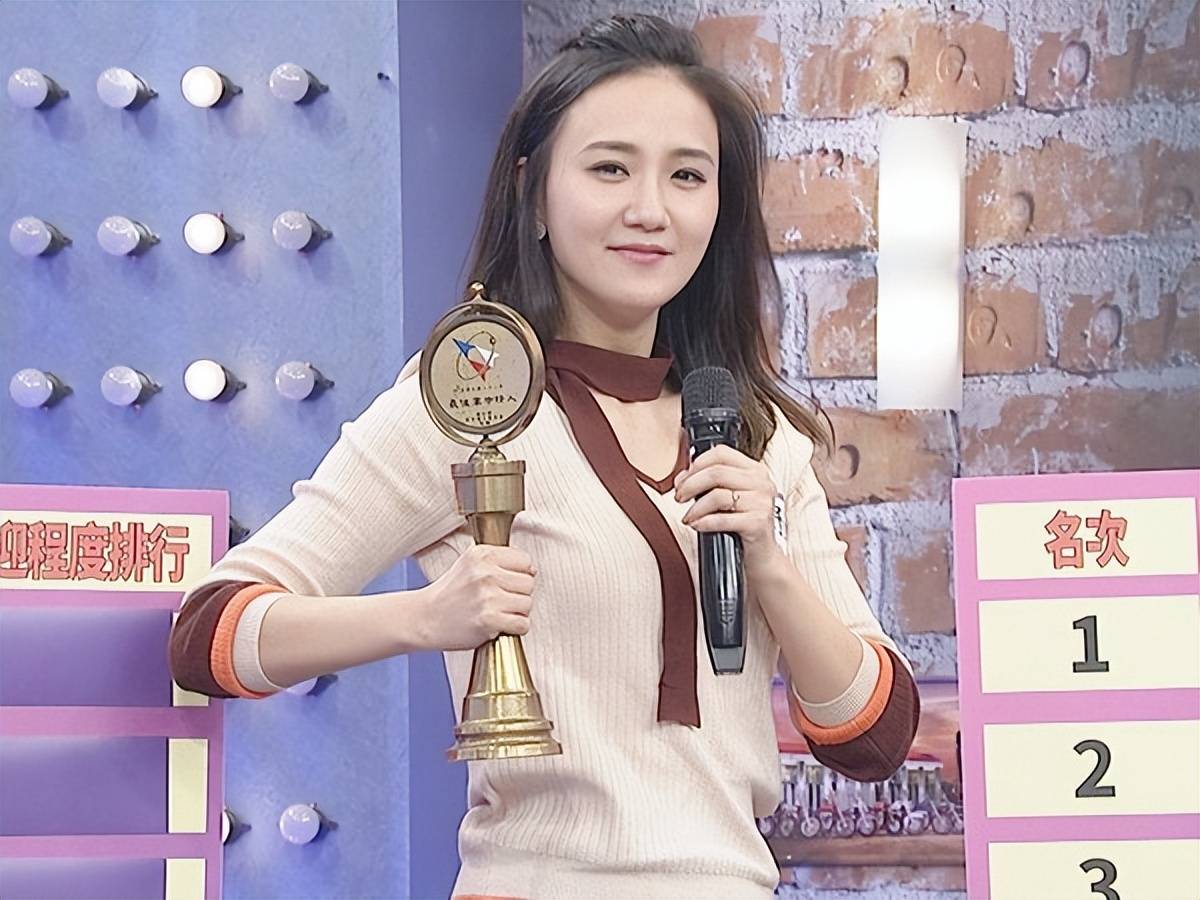 47岁何妤玟离婚不离家,从演员大咖到居家主妇,穿搭依旧小女人范