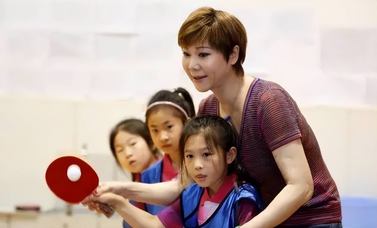 "乒乓女皇"曹燕华:为感情放弃事业,离婚后低调改嫁1.93米帅哥