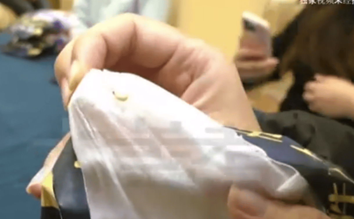 苏菲安心裤再曝质量问题:未拆封产品现活虫 品牌鞠躬道歉(图3)