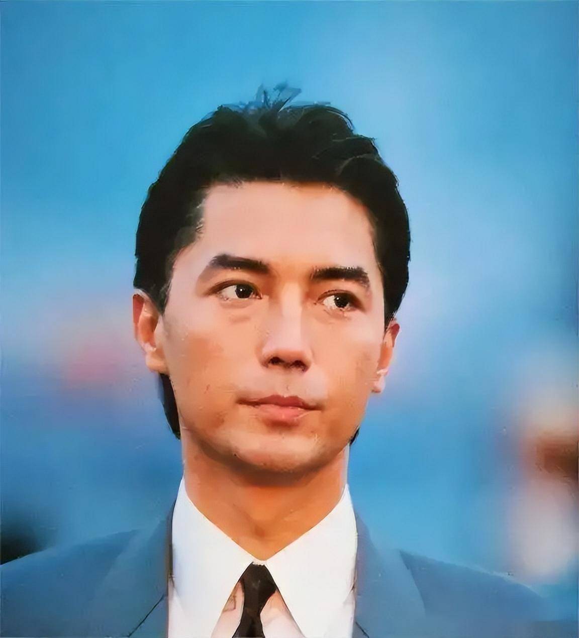 亚洲第一美男尊龙林青霞为看他一夜不睡73岁无妻无子与狗相伴