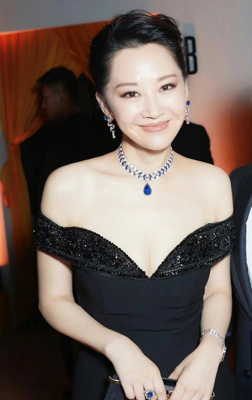 女神许晴:情伤王志文,与华晨宇闹绯闻,现在54岁依旧"火辣"!