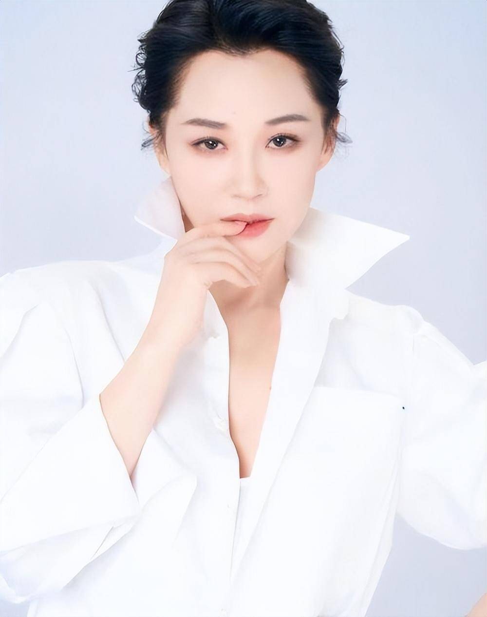 女神许晴:情伤王志文,与华晨宇闹绯闻,现在54岁依旧"火辣"!