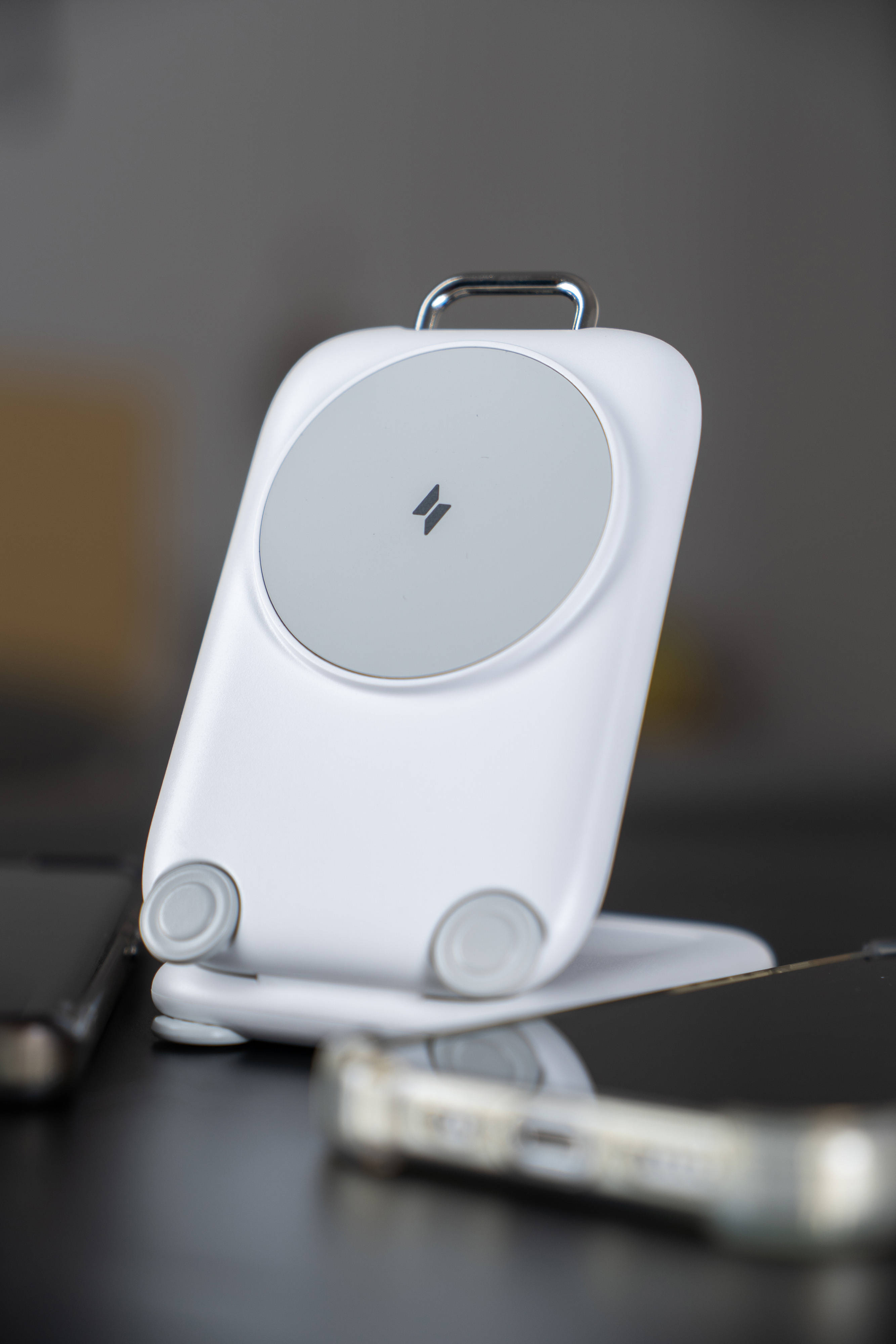 行李箱造型的无线充电器见过吗?迪奥科三合一折叠磁吸充电器分享