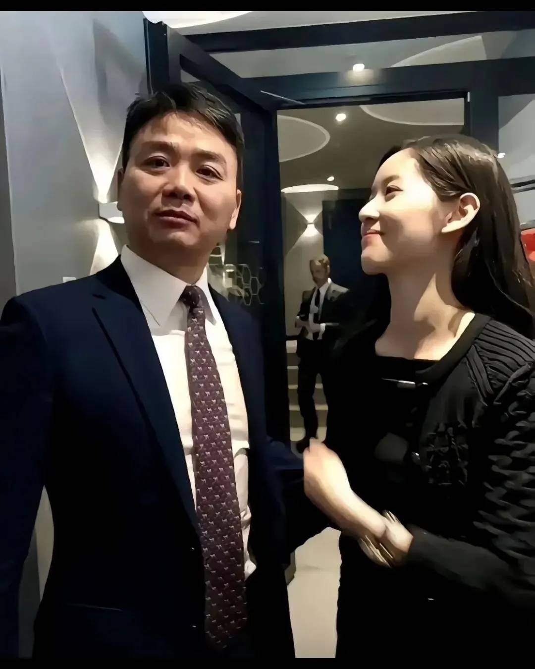 这出其不意的一躲直接撕碎了51岁刘强东的体面