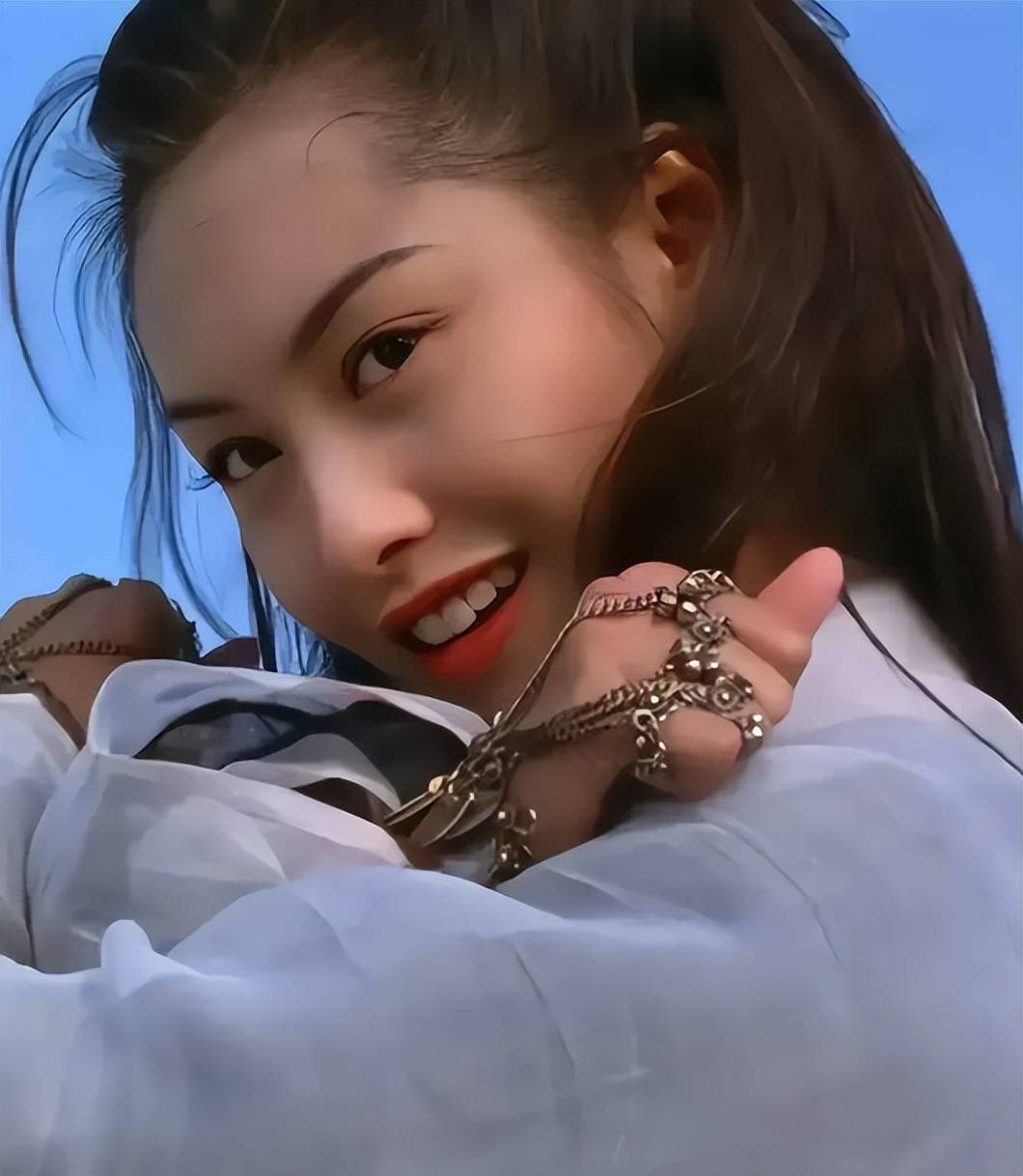 52岁朱茵现状:住深山村屋开两万块破车,网友:活成了大妈的样子