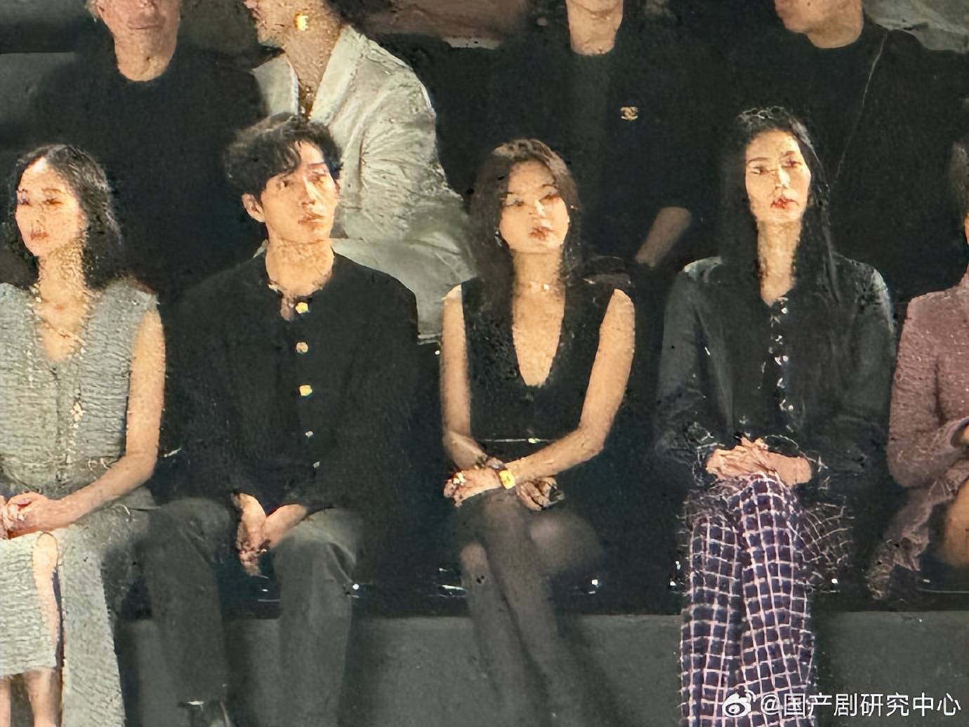 辛芷蕾和井柏然、刘雯同框引热议,网友:这回没坐中间了 插图1 辛芷蕾和井柏然、刘雯同框引热议,网友:这回没坐中间了 插图1