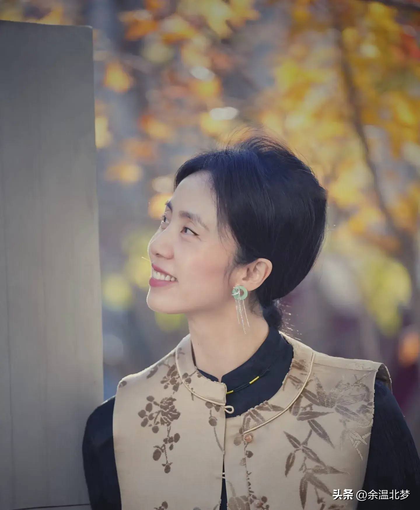 孙莉晒秋日自拍,眼窝凹陷明显,被网友吐槽说像个老奶奶一样