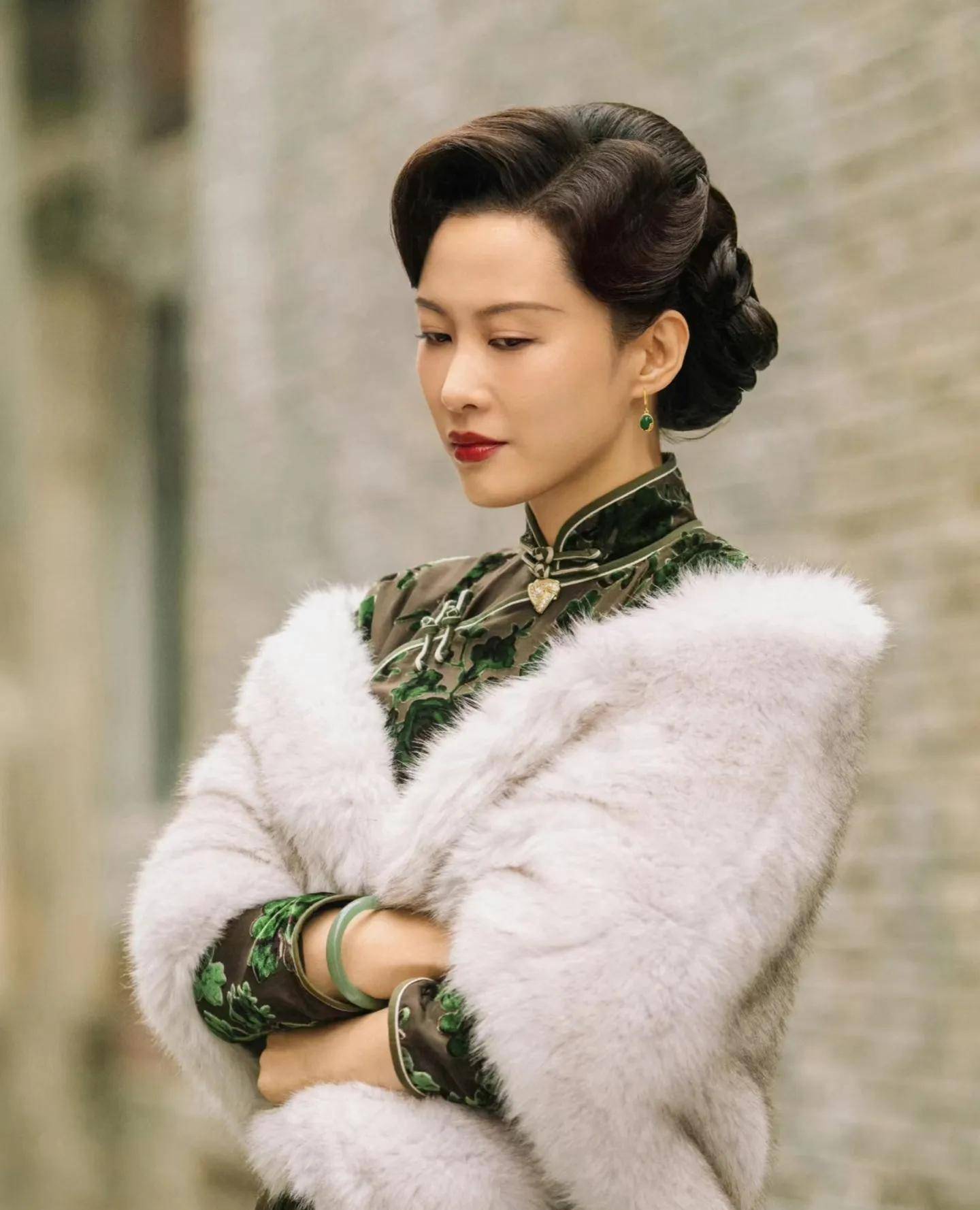 但谁能想到,近期热播剧电视剧孤舟里,她饰演周知非