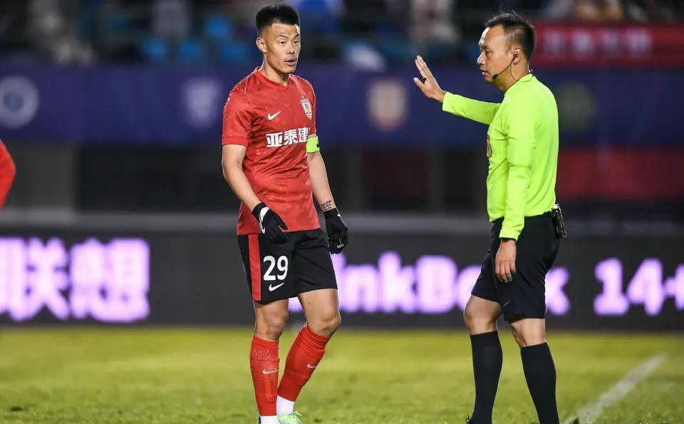 国足名将谭龙道歉+快哭了！被吹进球无缘创纪录降级在即