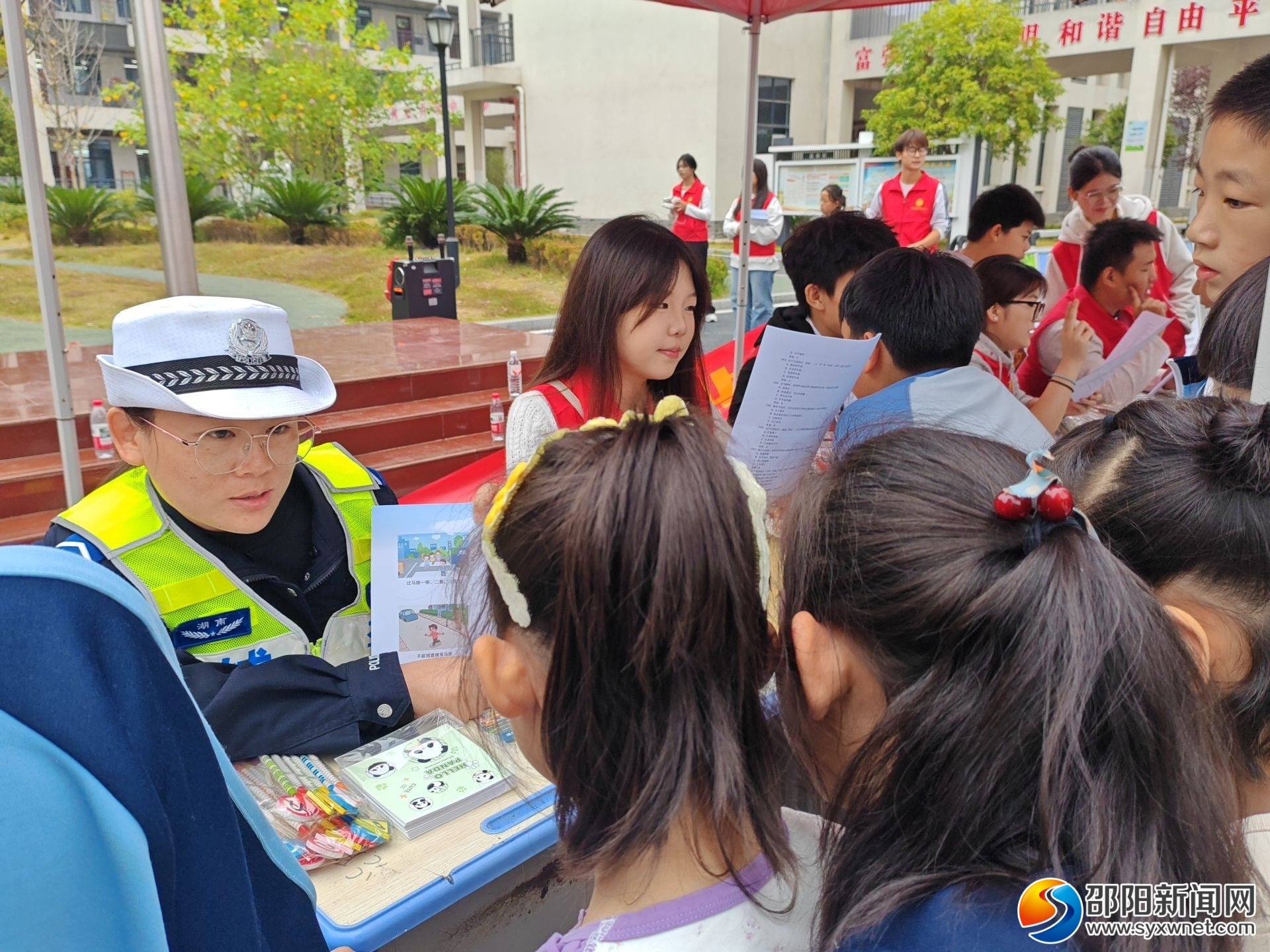 北塔交警联合高校志愿者开展"小手牵大手"交通安全宣传教育活动