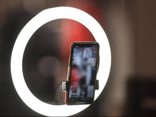 困在私域直播间的银发族:免费鸡蛋引入局 万元"神药"难维权(图1)