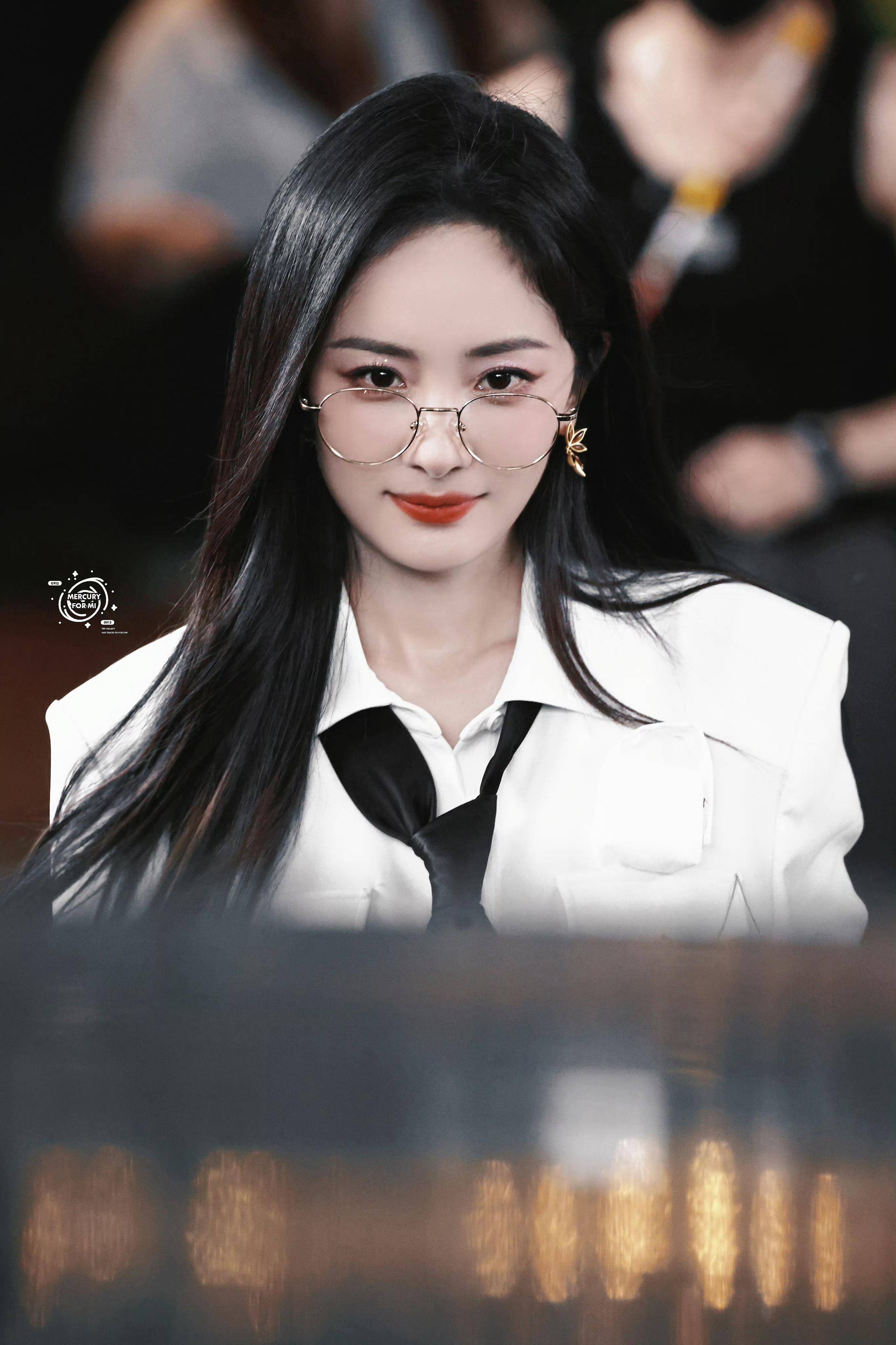 杨幂麻辣女教师造型曝光!腰臀比惊艳!谁能抵挡这百变魅力?