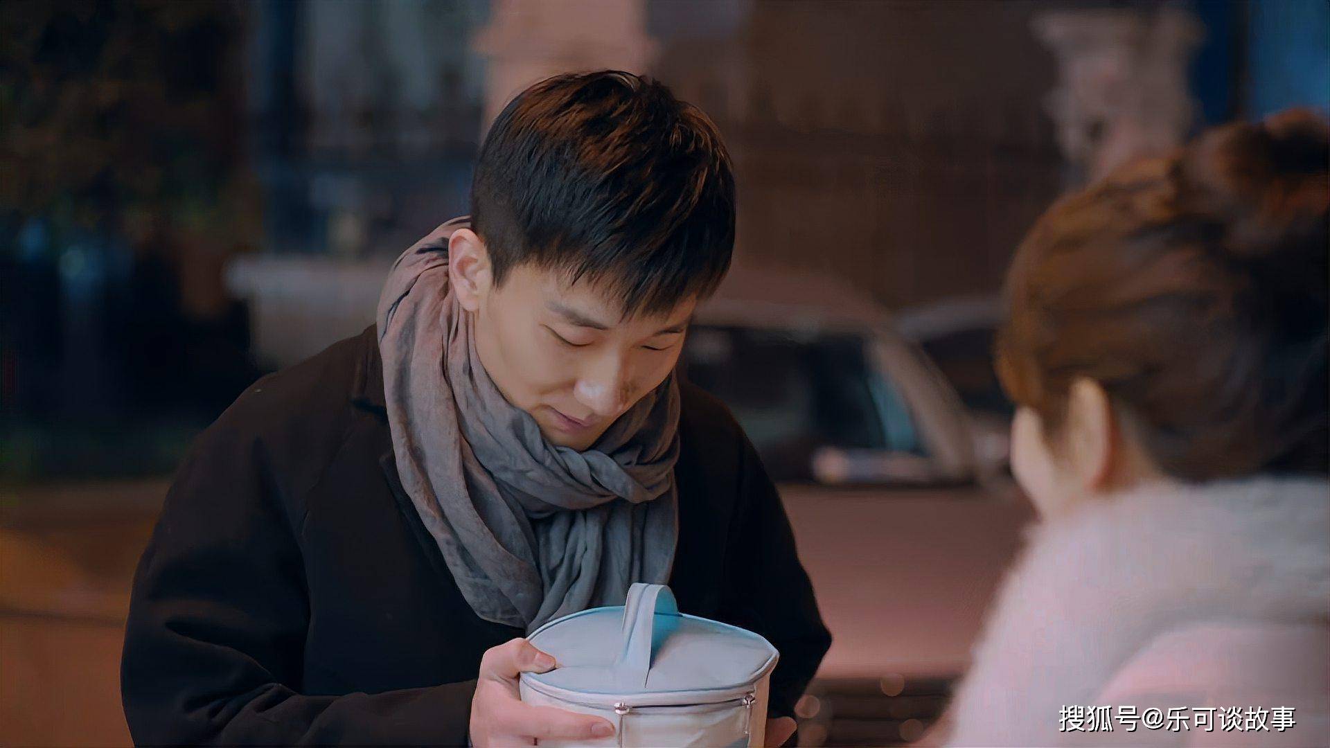 《欢乐颂》:邱莹莹为啥明知应勤算计,还愿意复合?不是傻,是现实太无奈