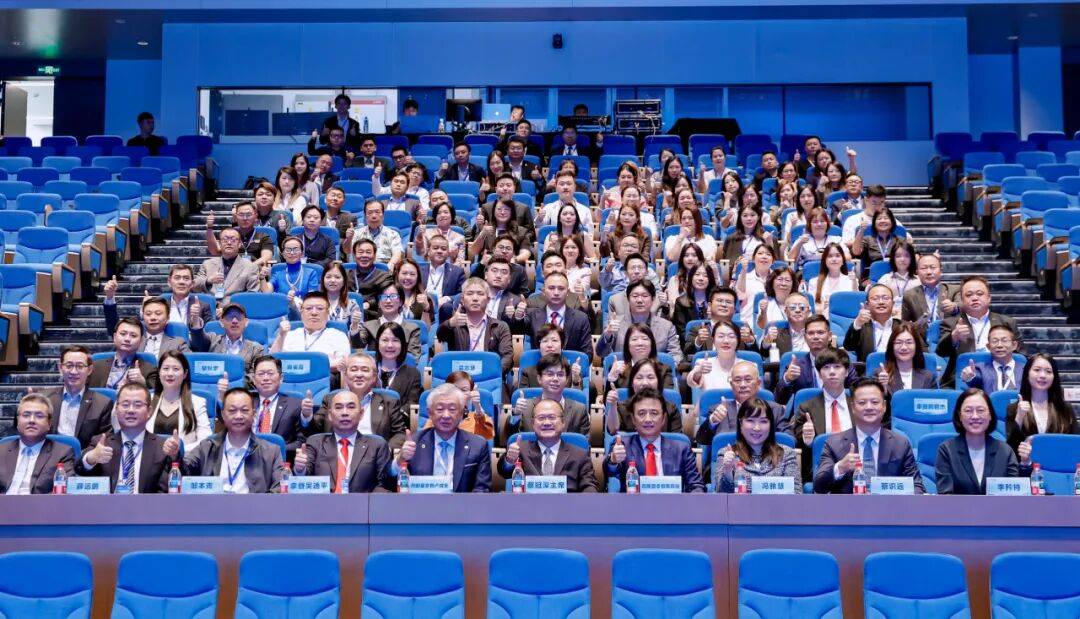 2025粤港澳大湾区企业家推介会暨粤港澳大湾区企业家联盟马来西亚吉隆坡分会成立仪式在深圳举行(图2) 2025粤港澳大湾区企业家推介会暨粤港澳大湾区企业家联盟马来西亚吉隆坡分会成立仪式在深圳举行(图2)