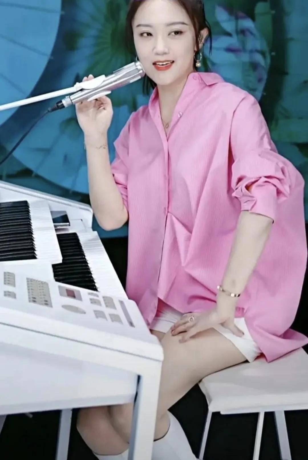 与王小玮离婚6年44岁的王小海让世界刮目相看