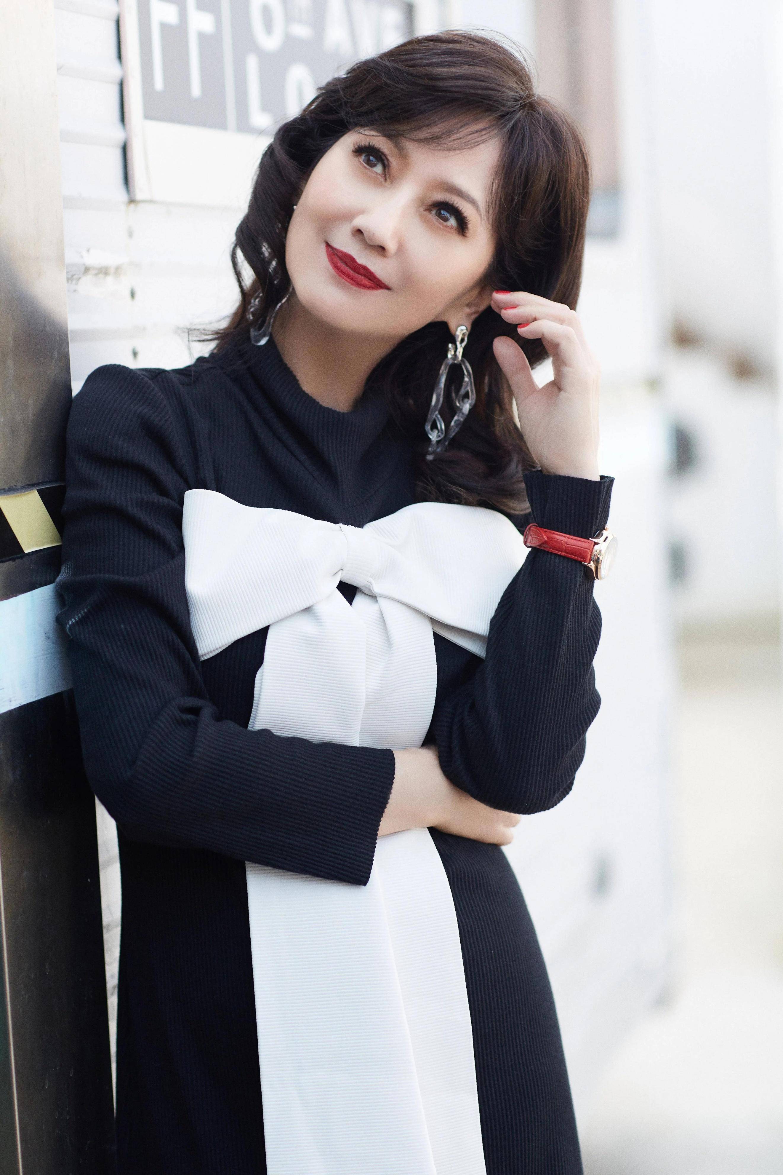 演员赵雅芝,二婚嫁给普通人,三个儿子一个比一个帅气