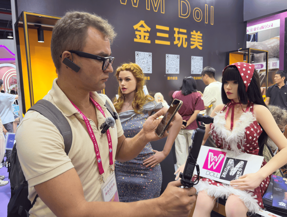 他们大多直奔着带ai交互功能的硅胶娃娃去,并表明近两年这类产品在