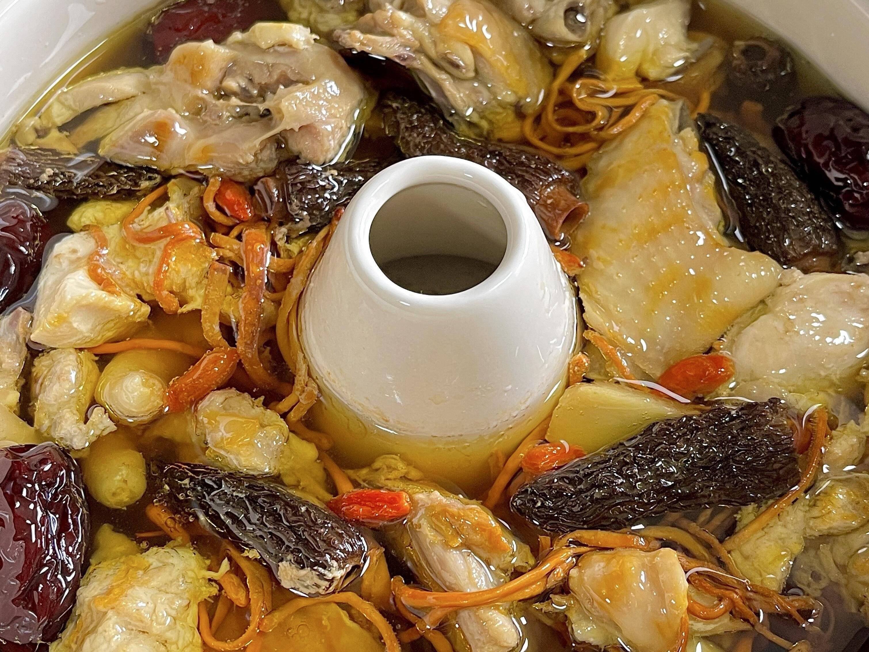 想让鸡肉嫩汤又鲜?蒸汽的汗水才是真正精华。_鸡汤_技巧_汽锅鸡