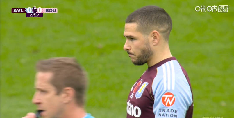 上半场进行到的第26分钟,布恩迪亚前场制造对方犯规,维拉在弧顶处获得