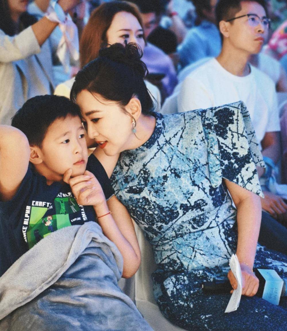 月亮姐姐母子度假遇海啸,乘坐的船只无法靠岸,8岁儿子吓到大哭