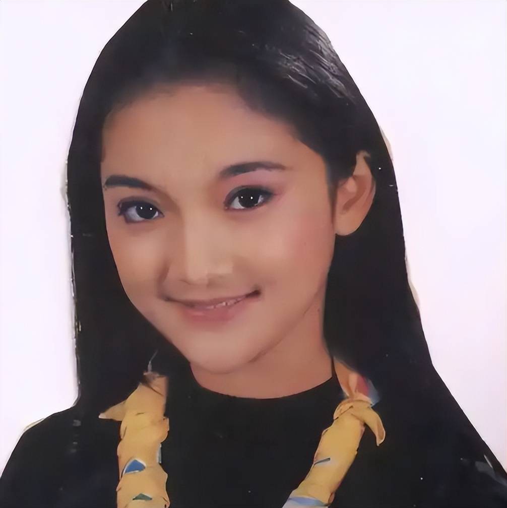 20岁那年,周迅在酒吧邂逅了音乐人窦鹏,初次见到他抱着吉他唱歌的模