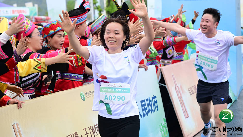 山水画廊间、奔跑品习酒| 2025“金钻习酒”美丽中国·全民健身跑(广西·桂林站)漓江畔活力开跑第8张-桂林新闻网 山水画廊间、奔跑品习酒| 2025“金钻习酒”美丽中国·全民健身跑(广西·桂林站)漓江畔活力开跑第8张