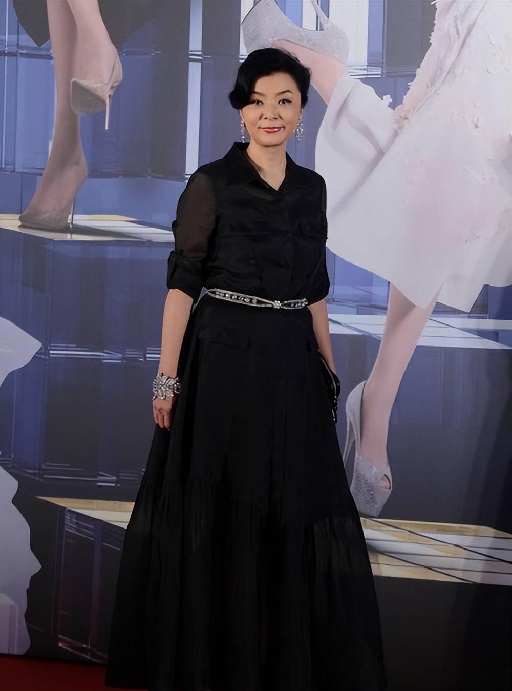 陈玉莲前男友70岁大寿,请众女星吃山珍海味,合照坐中间异性缘好