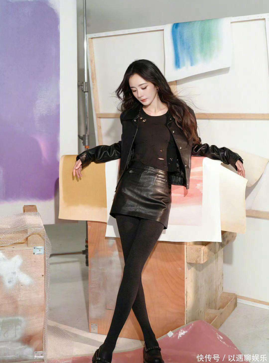杨幂太会玩!皮衣套装搭紧身黑裤,甜酷冲突感直接拉满